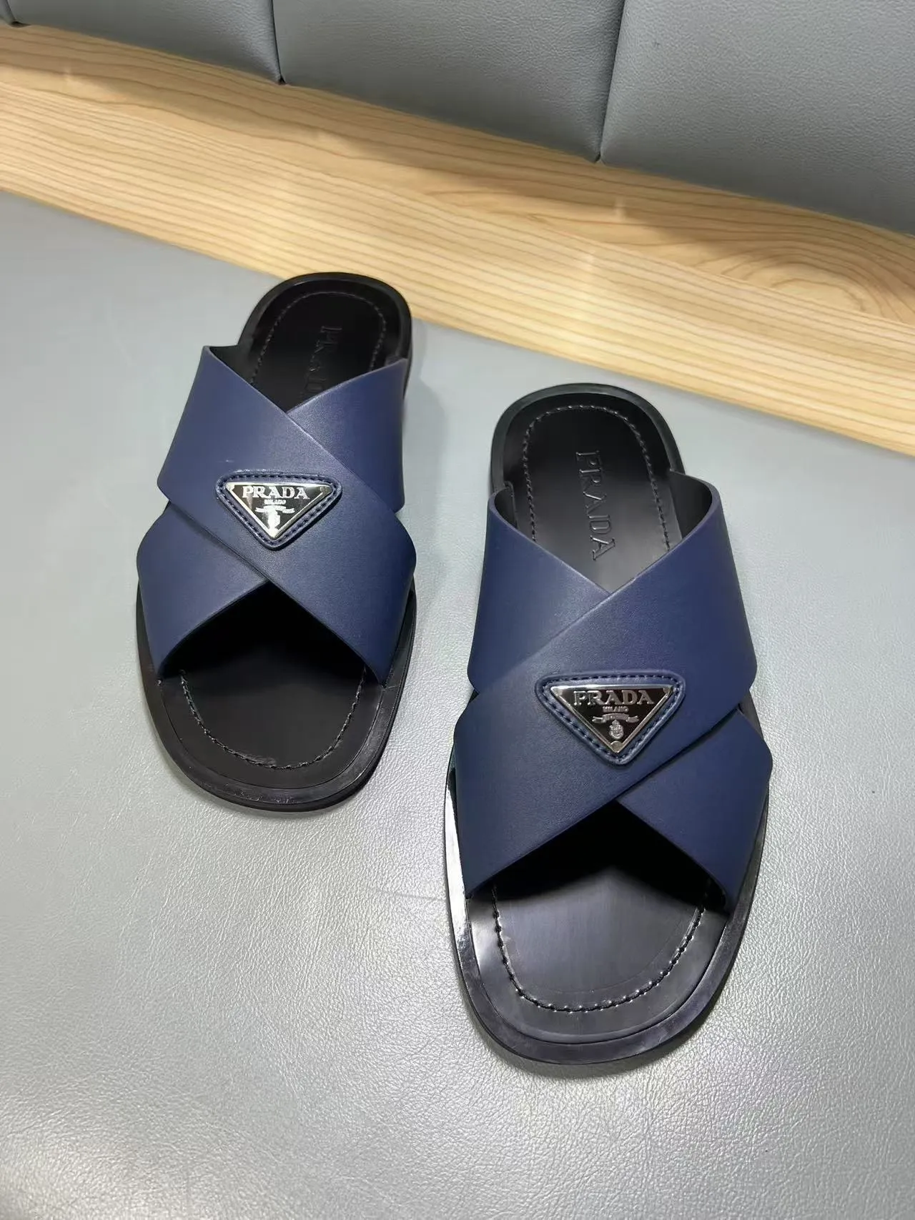 340💰PRADA Prada’s latest slippers are synchronized with the official website. This slipper is made of the brand’s unique and iconic Saffiano leather. The brand logo jumps out from the double straps, and the brand style is clearly visible. Cowhide gives men elegant charm and functional design, making it an ideal choice for vacation and leisure. Size:38-45